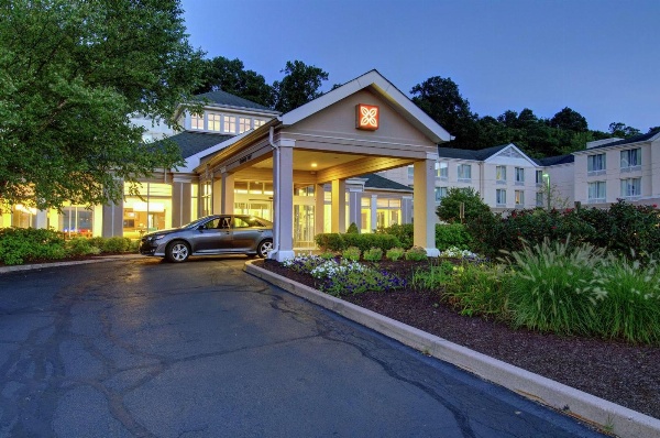 Hilton Garden Inn Norwalk image 1